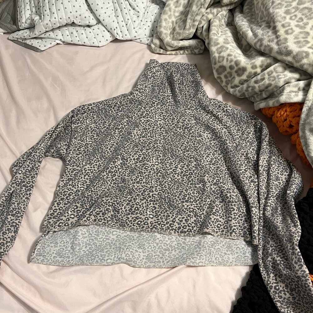 brand new american eagle leopard turtle neck